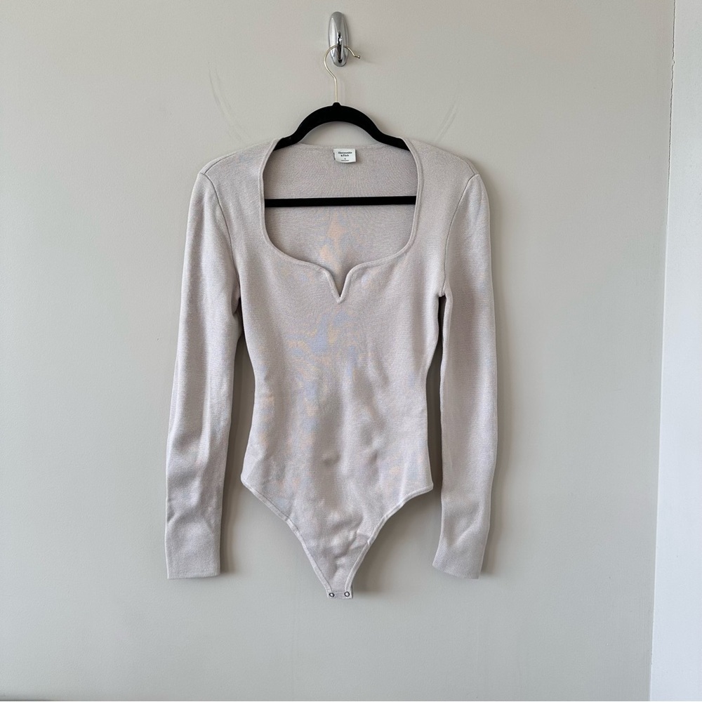 Ambercombie & Fitch- Cream Knit Sweetheart Neckline Long Sleeve Bodysuit - Picture 2 of 9